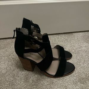 Hinge Cora Block Heel Black Sandal